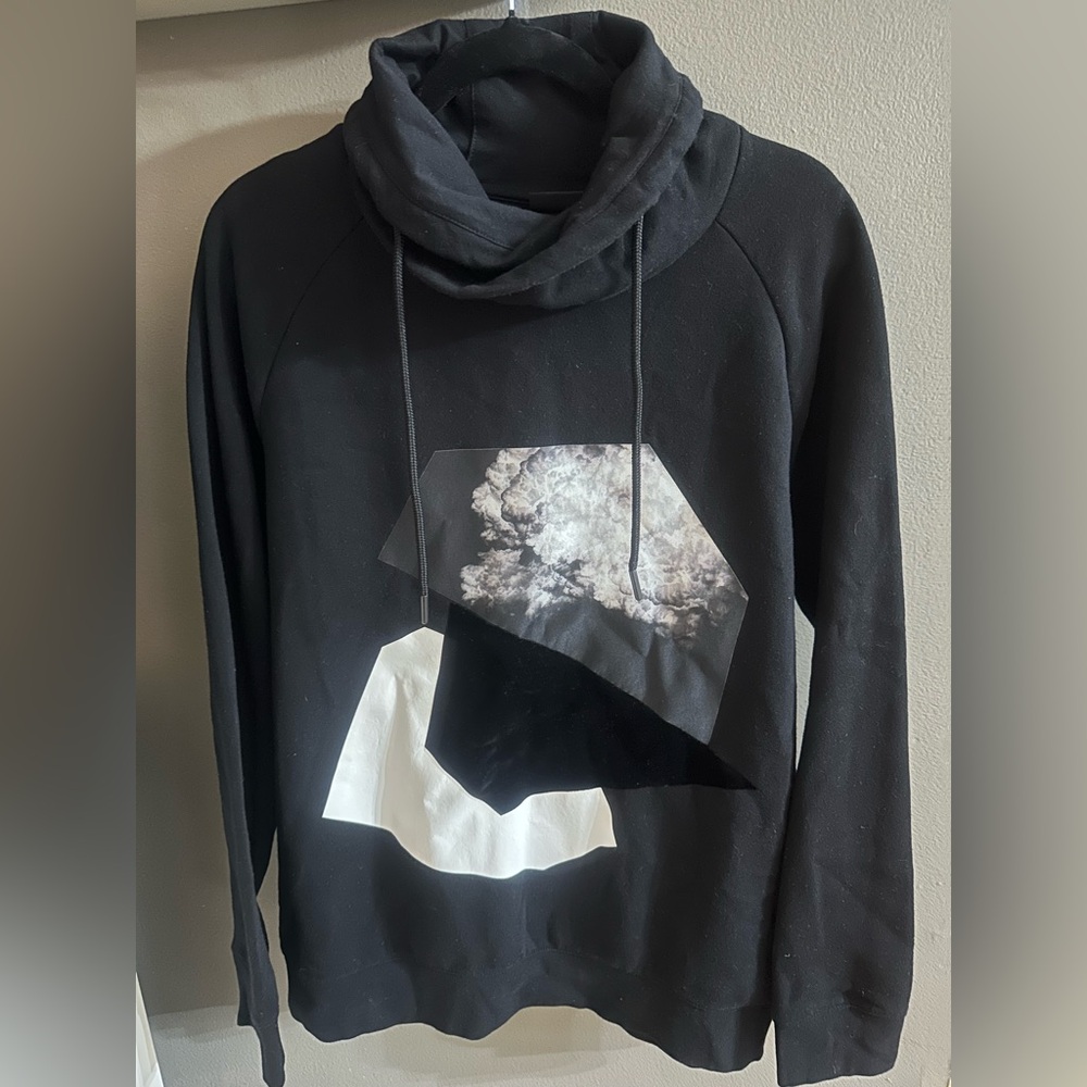 H&M MEN’S GRAPHIC SWEATSHIRT